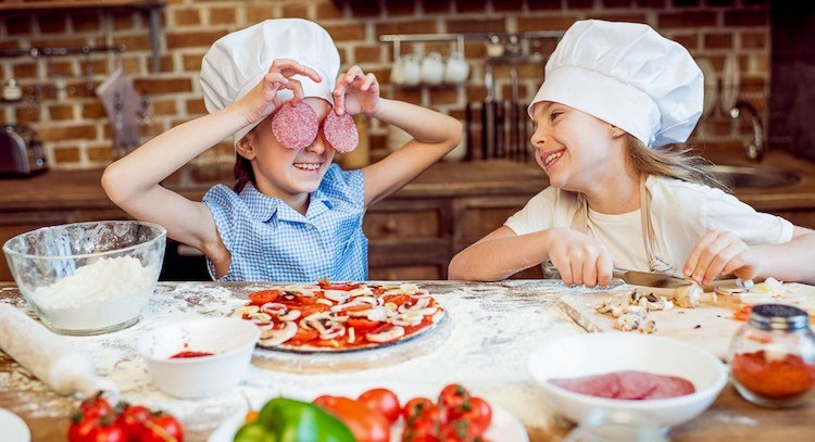 Come fare la pizza fatta in casa con i bambini