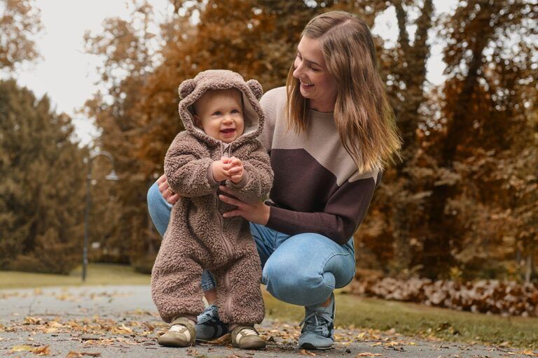 Mamme a Milano Fiabe al Parco Una mamma con un bambino che indossa una tutina in pile