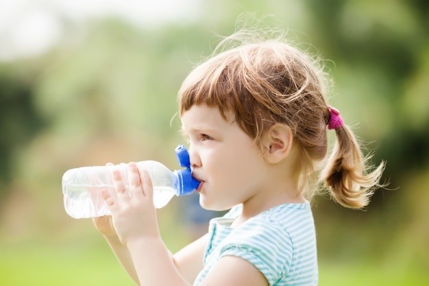 Quanta acqua devono bere i bambini