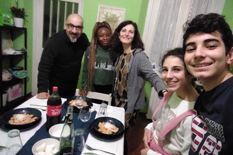 dinehome-cena-studente-interculturale